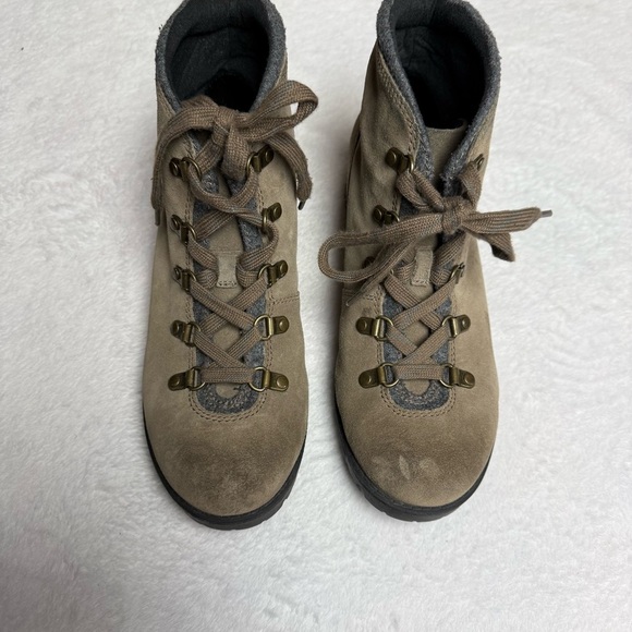 Clarks size 9 Women's Tan Lace-Up Ankle Boots EUC - Picture 8 of 9